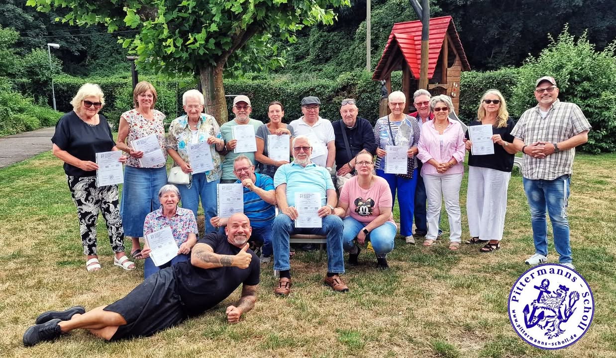 Nach der feierlichen Übergabe der Zeugnisse – inklusive nervösem Schweiß, ein paar…