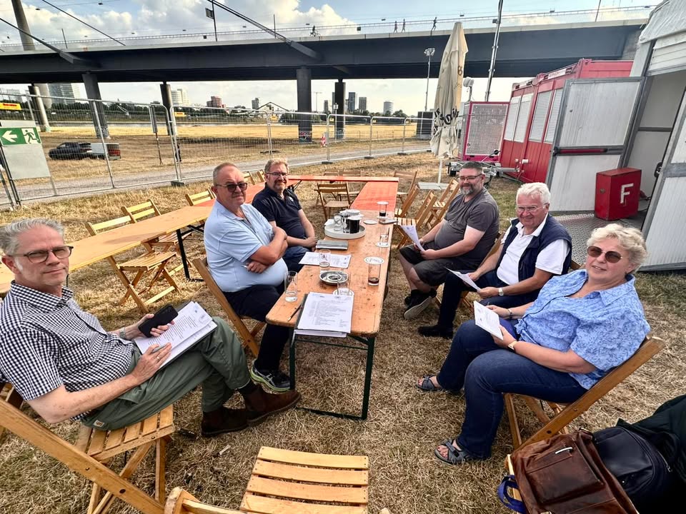 Vorstandssitzung mit Aussicht auf den Rhein im (hinter dem) Festzelt der Schützen…