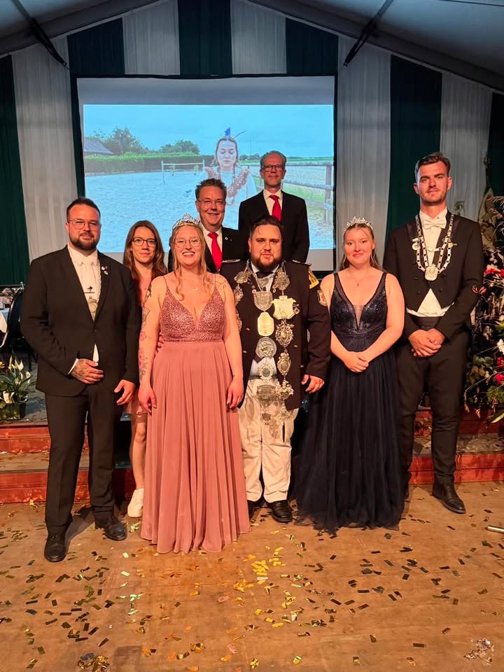 …das Stadtkönigspaar „Dennis Matthiessen & Michaela Zickuhr“ beim Krönungsball in Niederkassel mit…