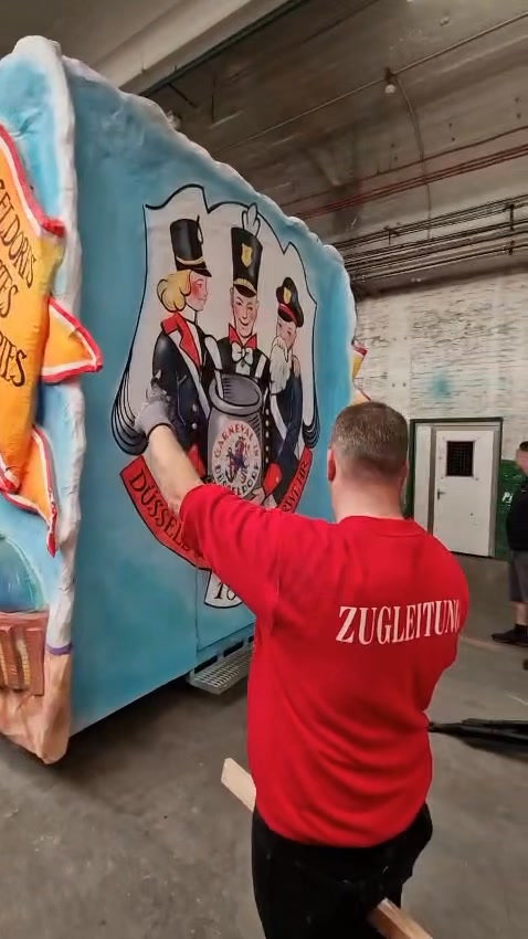 …die #ZL1961 hat heute mal wieder etliche Karnevalswagen hin und her geschubst,…