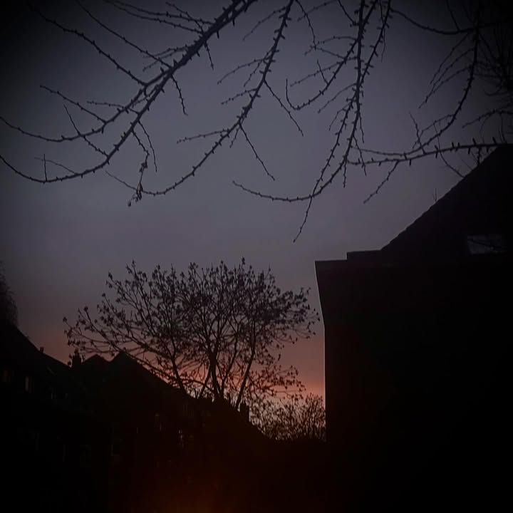 Sonntagmorgen um 07:30 Uhr über dem #Düsseltal! 🚀 #düsseldorf #morgenröte #dus4you