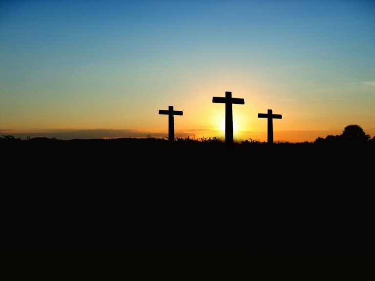 In der Karwoche begleiten Christen den Weg Jesu von seinem triumphalen Einzug…