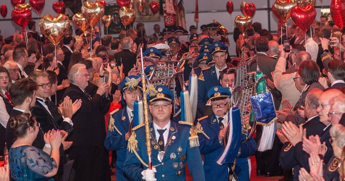 Sommerbrauchtum in Düsseldorf: Schützen feiern glanzvollen „Ball der Könige“