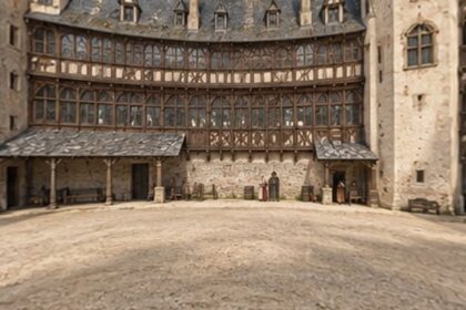 ☝️🫵👉 So oder so ähnlich könnte es um 1587 im Innenhof des…