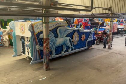 …mit 12 Mann von der ZL1961 die Karnnevalswagen hin- und herschubsen, damit…